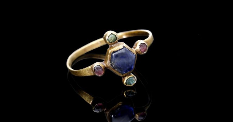 800 년 전의 중세 주교의 반지는 경매에 간다
    


