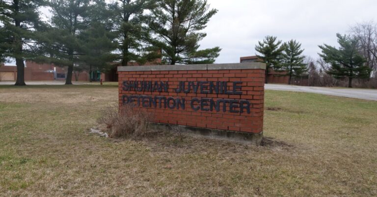 Allegheny County Council은 청소년 구금 자문위원회를 채우기위한 단계를 밟습니다.
    


