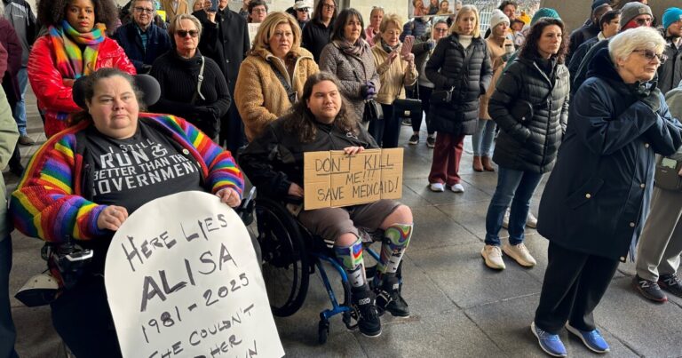 Allegheny 카운티 민주당 및 장애 옹호자 피츠버그에서 메디 케이드 삭감에 대한 집회
    


