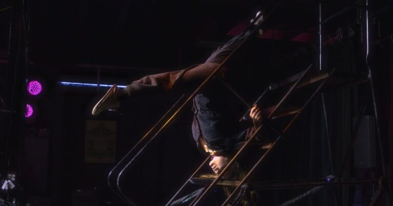 Art Collaborative Folklab은 '이 중공 언덕'과 함께 애팔 래 치아에서 피츠버그의 위치를 ​​탐구합니다.
    


