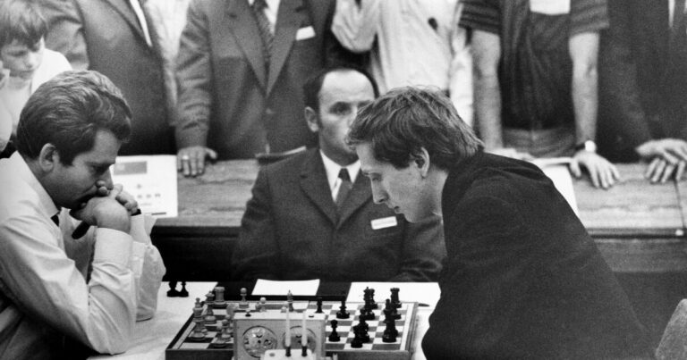 Bobby Fischer에게 졌던 소비에트 체스 챔피언 Boris Spassky, 88에서 사망
    


