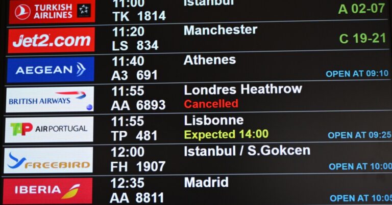 Heathrow Airport는 소방 전력 이후 일부 항공편으로 다시 열릴 것이라고 말했습니다.
    


