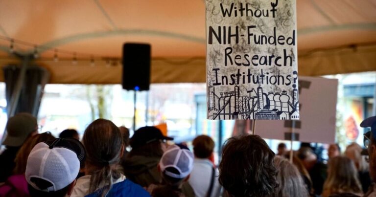 Lee, Lee, 지역 지도자들은 DEI 프로그램에 대한 위협, 교육 기금에 대한 깃발을 제기합니다.
    


