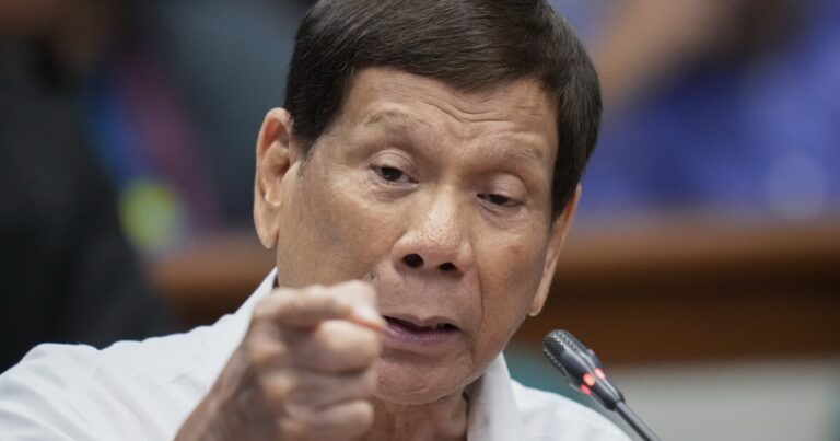 Rodrigo Duterte는 헤이그에서 인류에 대한 범죄로 구금 중입니다.
    


