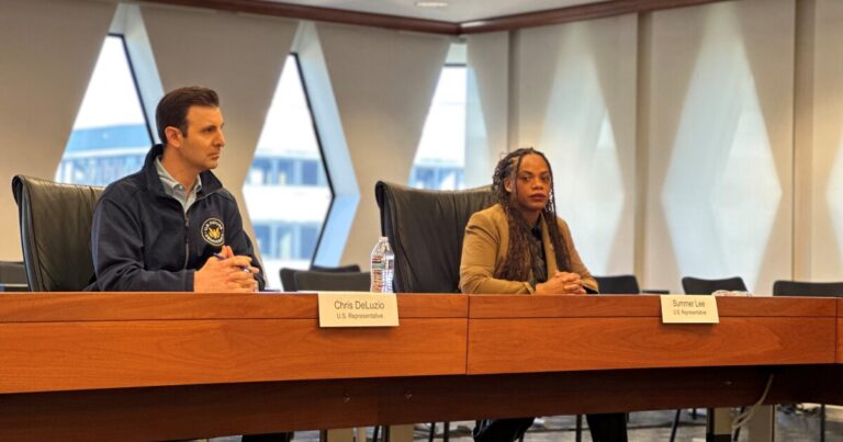 Steelworkers HQ, Deluzio와 Lee는 NIH 자금 삭감의 영향에 대해 Pitt 연구원들과 이야기합니다.
    


