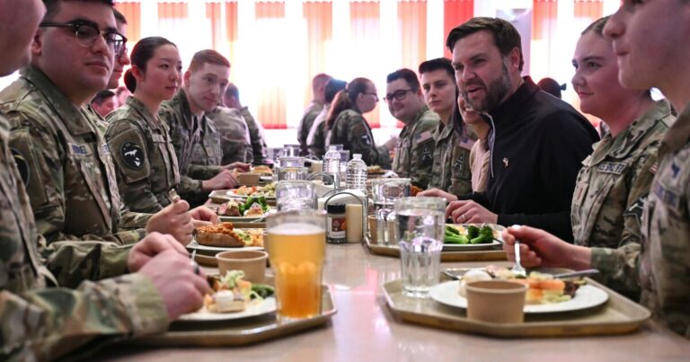 Vance는 그린 랜더에게 미국의 일부가되는 것이 더 좋을 것이라고 말합니다.
    


