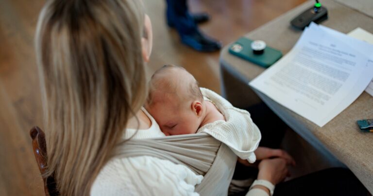 간호 학부모는 모유 수유 법을 확대하기위한 제안에 따라 공개적으로 펌핑 할 권리가 있습니다.
    


