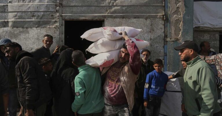 거의 한 달 동안 가자에서 이스라엘 봉쇄에 음식이 부족합니다.
    


