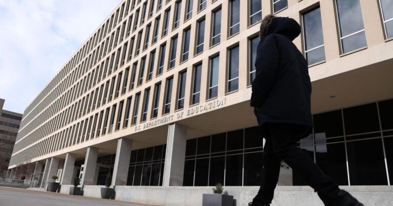 교육 부서의 주요 직원들을 삭감합니다. 그리고 제안 된 우크라이나 평화 거래
    


