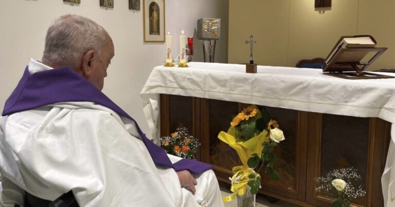 교황 프랜시스는 한 달 전에 입원 한 이후 첫 사진에서기도하는 것을 보았습니다.
    


