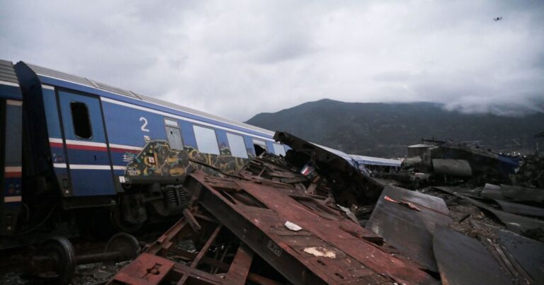 그리스의 가장 치명적인 기차 사고 2 년 후 피해자와 가족은 답변을 기다리고 있습니다.
    


