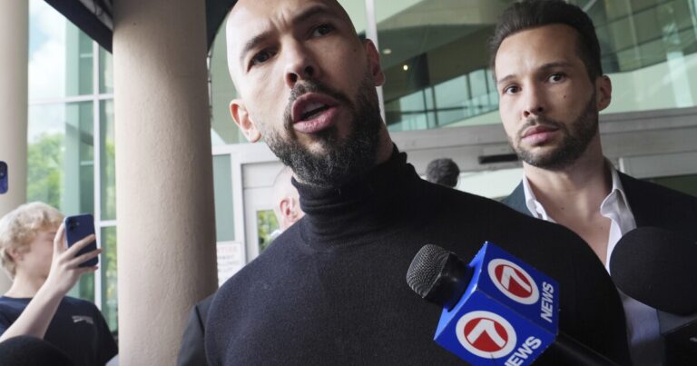 루마니아의 강간과 인신 매매 혐의에 직면 한 Andrew Tate는 미국으로 돌아 왔습니다.
    


