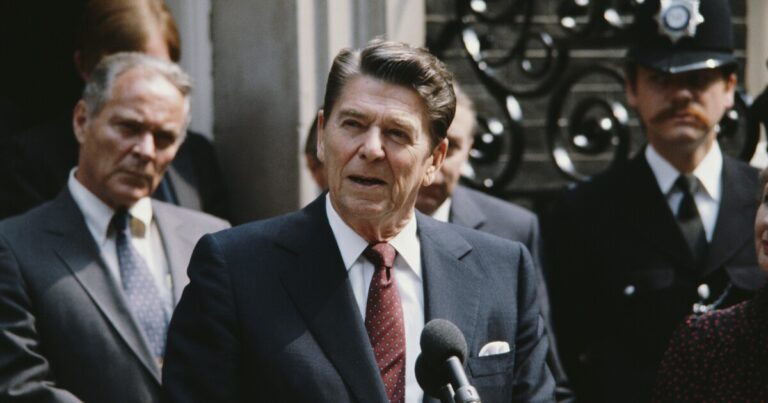 민주주의 촉진 단체는 트럼프 행정부를 보류 된 자금으로 고소합니다
    


