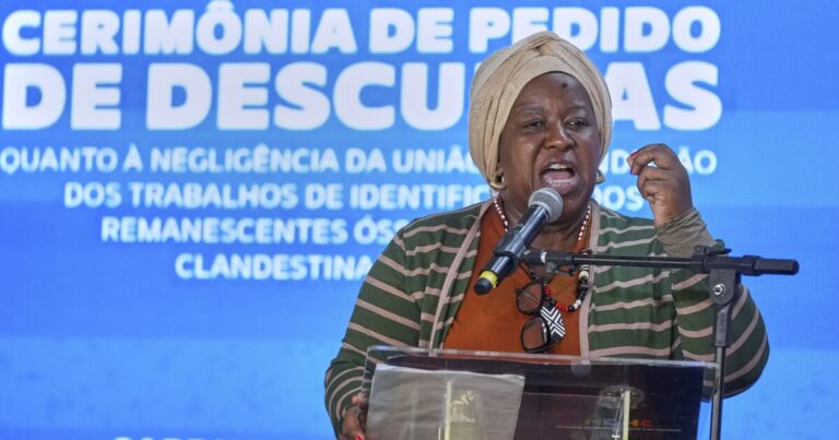 브라질은 군사 독재의 대량 무덤의 희생자 가족에게 사과합니다.
    


