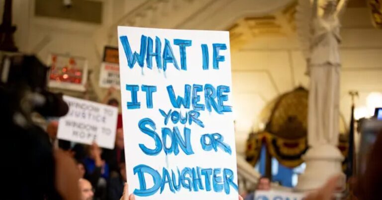 성직자 학대 생존자 전투 시간과 교착 상태에 처한 Pa.
    


