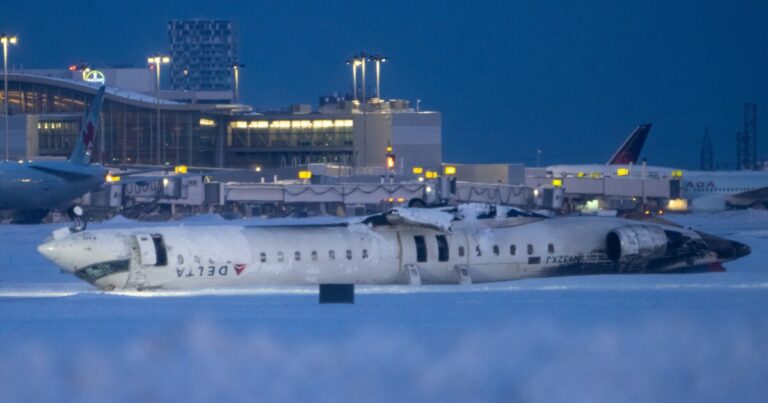 수사관들은 지난달 토론토 사고 전에 델타 제트가 너무 빨리 내려 왔다고 말했다.
    


