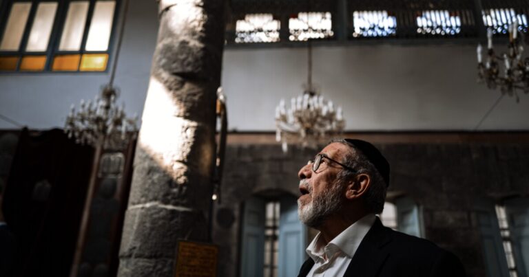 시리아 유대인들은 다마스커스로 돌아와 수십 년 만에 교량을 건설하기를 바라고 있습니다.
    


