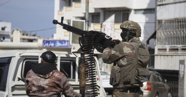 시리아는 Assad 정권 축출 이후 최악의 충돌 후 통금 시간을 부과합니다.
    


