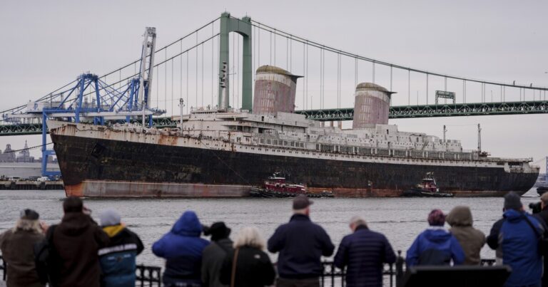 역사적인 바다 라이너는 세계 최대의 인공 암초가되기 위해 항해로 필라델피아를 떠납니다.
    


