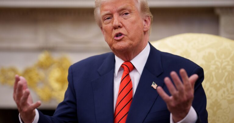 연방 판사는 추방을 위해 '외계인 적'을 목표로하는 트럼프의 계획을 차단합니다.
    


