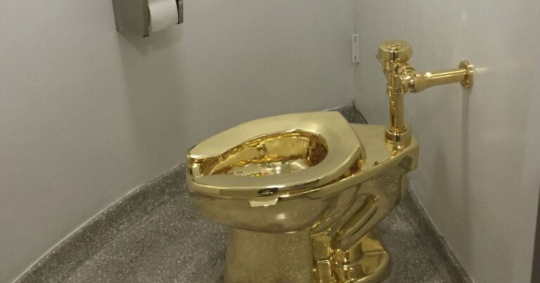 영국 법원은 6 백만 달러의 금 화장실 유죄를 훔친 남성을 찾습니다.
    


