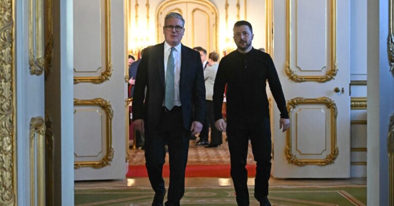 영국 총리는 우크라이나 평화 협정을 향한 조치를 발표하고 미국 협력을 촉구합니다.
    


