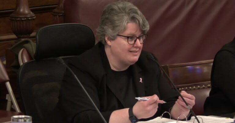 옵션을 고려한 Pa. 교육부 - '그들 중 아무것도 예쁘지 않다' - 연방 기관이 도끼로
    


