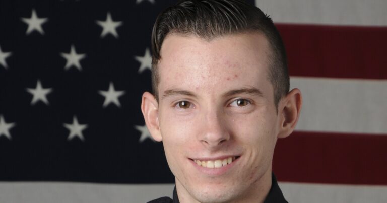 요크 병원의 총잡이에게 응답하면서 사망 한 장교의 장례식 세트
    


