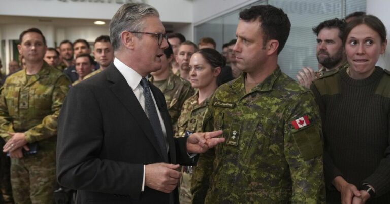 유럽 ​​군 지도자들은 우크라이나 평화 유지군에 대해 논의합니다
    


