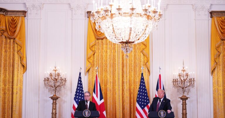 유럽과 우크라이나에 대한 트럼프의 헌신은 영국 지도자와의 대화에 중점을 둡니다.
    


