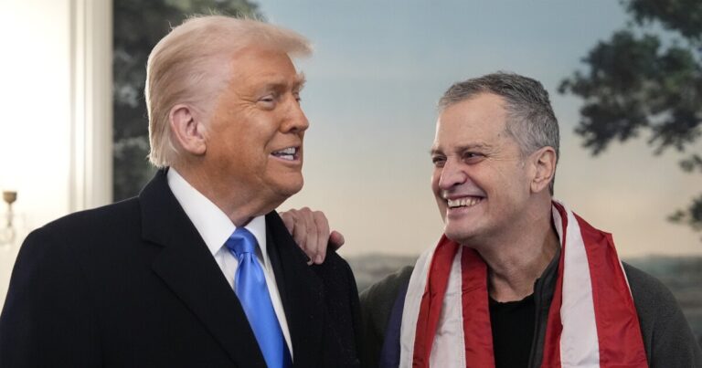 의회에 대한 트럼프 연설에는 Comperatore 가족 인 Marc Fogel이 있습니다
    


