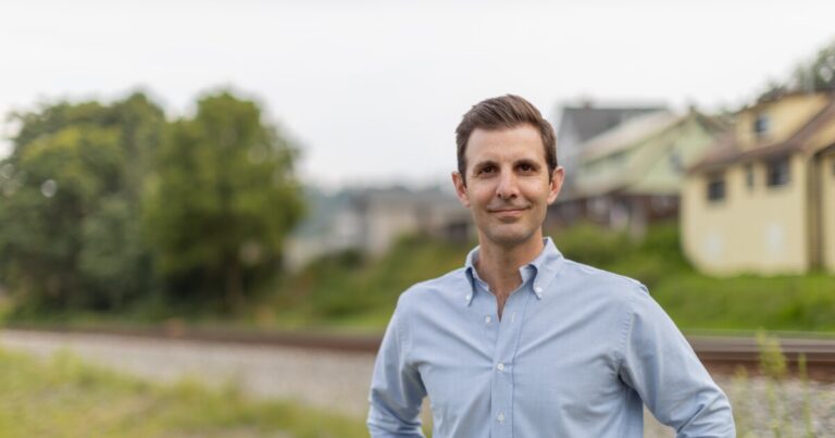 의회의 시청 모임에서 Deluzio는 국가에 '큰 위험'을 경고합니다.
    


