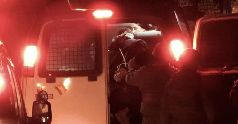 이스라엘 정착민들의 공격을받은 오스카상을 수상한 팔레스타인 감독, 군대에 의해 구금 된
    


