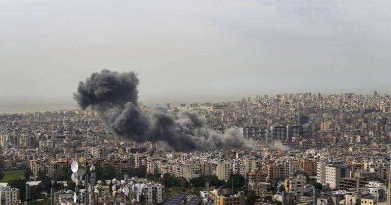 이스라엘은 휴전 이후 처음으로 레바논 수도 교외를 공격합니다.
    


