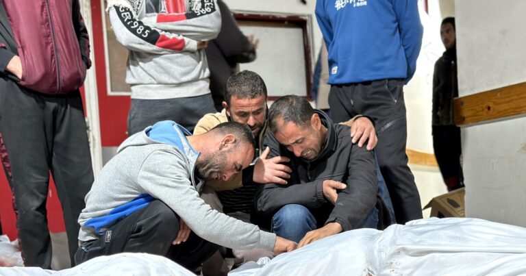 이스라엘이 최근 휴전을 끊은 이후 하마스는 첫 로켓을 발사합니다
    


