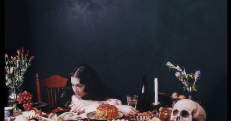 일본식 아침 식사의 Michelle Zauner는 새 앨범의 우울함을 받아들입니다
    


