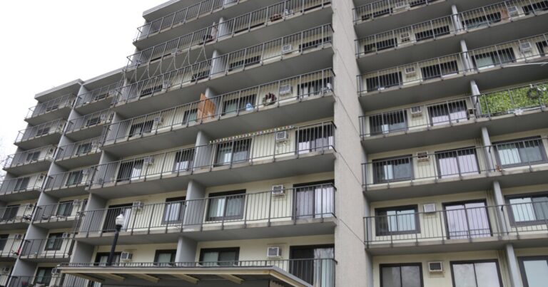 임차인은 피츠버그의 글렌 헤이젤 고층을 향상시키기 위해 싸우고 있습니다 
    


