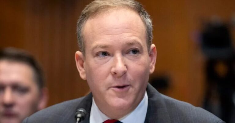 전 규제 당국은 EPA의 계획된 롤백이 50 년 동안 환경 발전을 되돌릴 것이라고 말했습니다.
    


