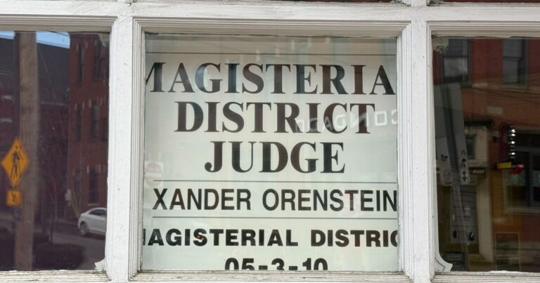 조사관은 피츠버그 치안 판사 Xander Orenstein이 사법 위법 행위를 저 지르지 않았다는 것을 발견했습니다.
    


