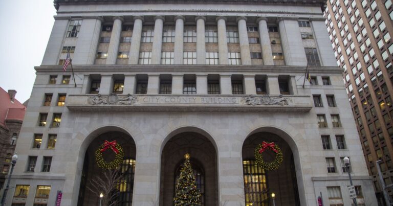 청원 문제는 피츠버그가 올 봄 경쟁 협의회 경주를 가질 수 없다는 것을 의미합니다.
    


