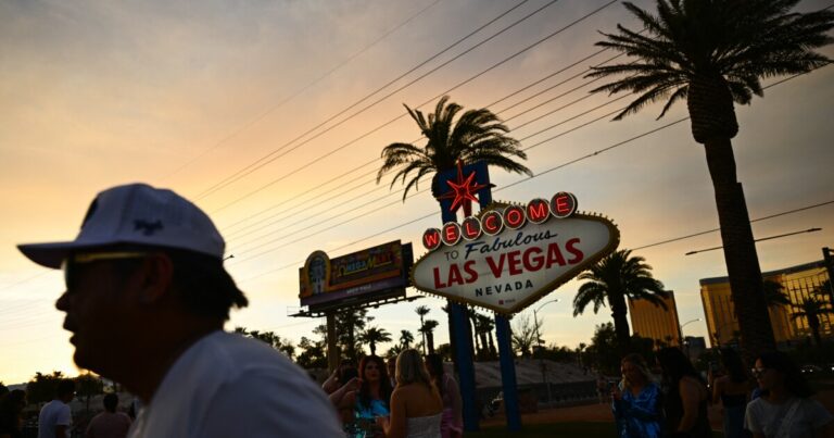 캐나다인들이 트럼프로 인해 여행을 취소함에 따라 미국 관광 산업은 수십억을 잃을 수 있습니다.
    


