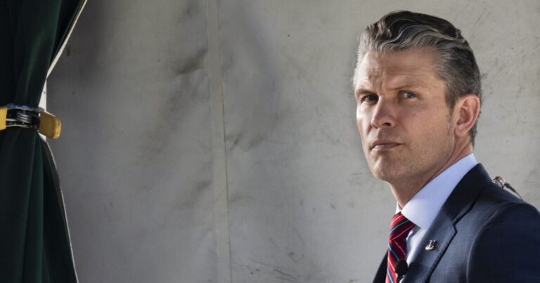 트럼프 관계자는 기자가 포함 된 안전한 앱에서 그룹 채팅에 대한 전쟁 계획을 문자 메시지를 보냈습니다.
    


