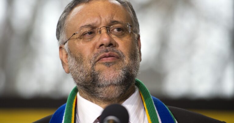 트럼프 행정부는 남아프리카의 미국 대사가 '페르소나 비 그라 타'라고 말합니다.
    


