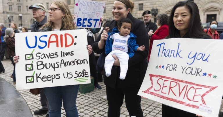 트럼프가 기관을 해체함에 따라 USAID 노동자들은 책상을 청소하기 위해 본부로 돌아갑니다.
    


