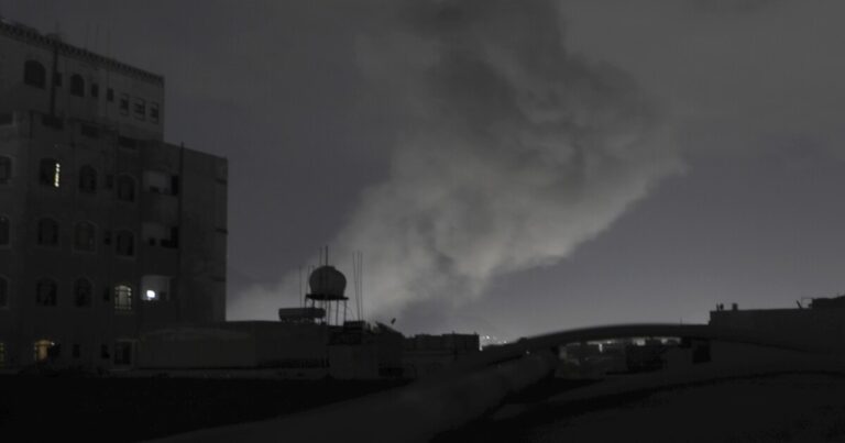 트럼프는 예멘에서이란 지원 호우 티 반란군에 대한 파업을 명령하고 새로운 경고를 발행합니다.
    


