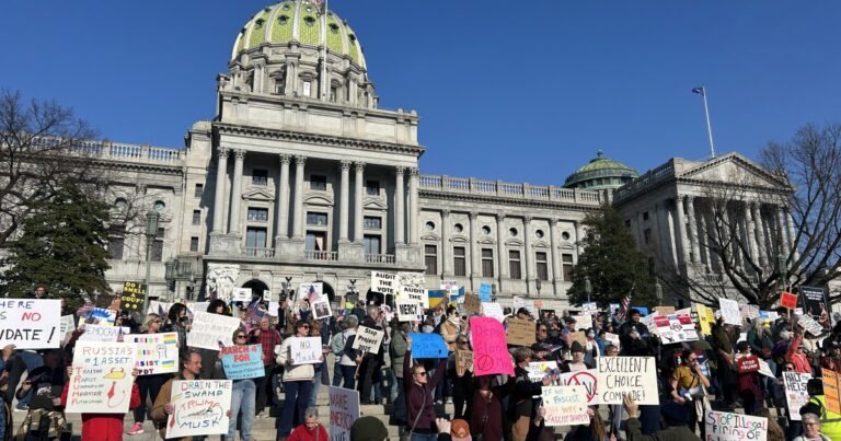 펜실베니아는 수백 명의 해고 된 연방 노동자들이 주 일자리에 신청했다고 말합니다.
    


