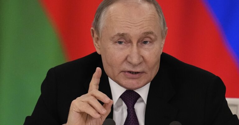 푸틴 목소리는 우크라이나와의 미국에서 인한 휴전에 대한 의문을 제기하고 조건을 설정합니다.
    


