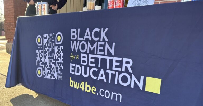 피츠버그 교육위원회 후보자 슬레이트는 화요일의 제출 마감일 전에 시작합니다.
    


