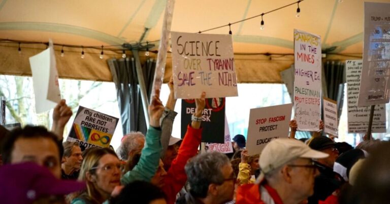 피츠버그 반 트럼프 교육 항의는 반유대주의에 대한 비난에 의해 흩어져 있습니다.
    


