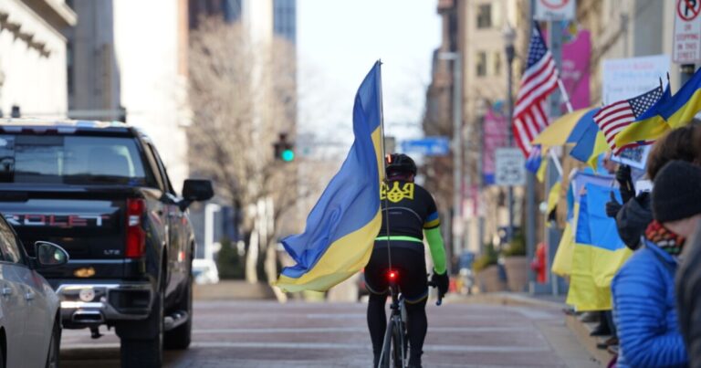 피츠버그 시위대는 상원 의원 데이브 맥코믹 상원 의원을 촉구합니다.
    



